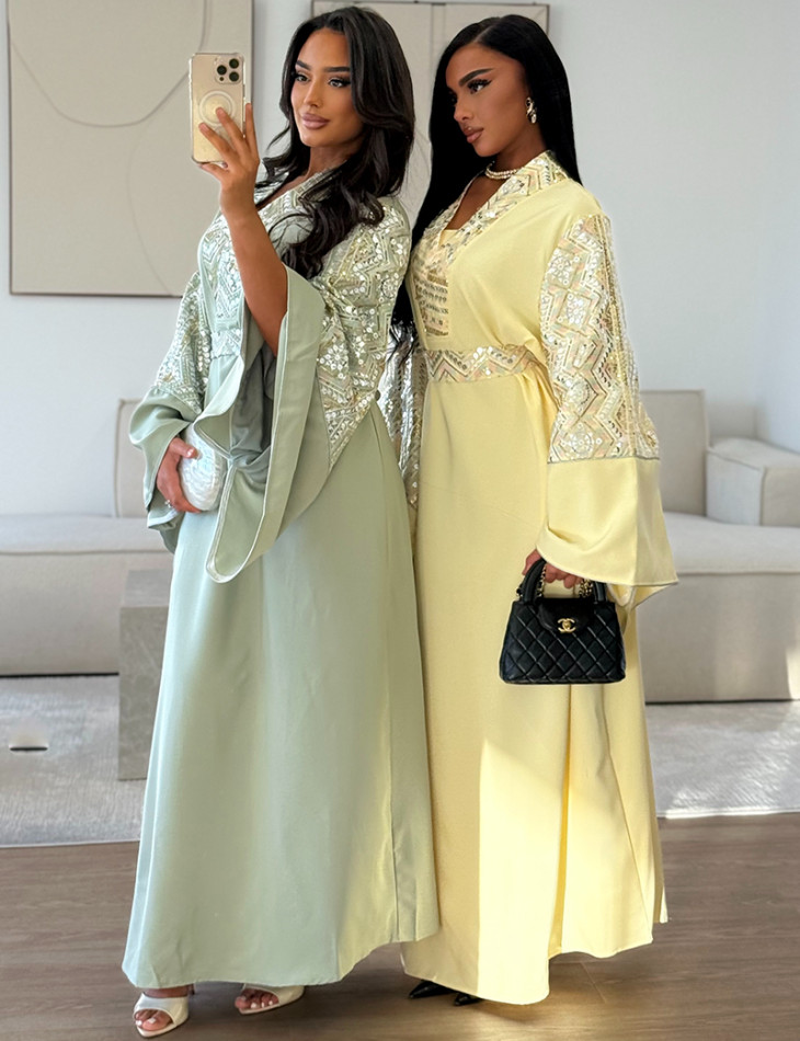 Robe longue style cache-coeur à empiècements brodés