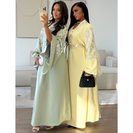 Robe longue style cache-coeur à empiècements brodés