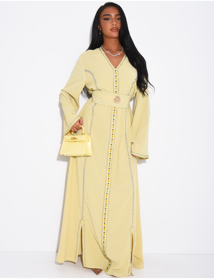 Abaya en satin ornée de cristaux et ceinture + broche à la taille