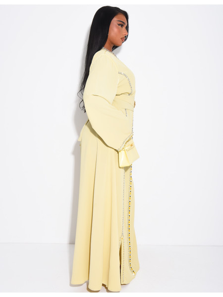 Abaya en satin ornée de cristaux et ceinture + broche à la taille