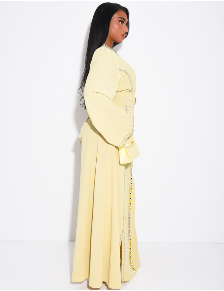 Abaya en satin ornée de cristaux et ceinture + broche à la taille