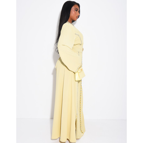 Abaya en satin ornée de cristaux et ceinture + broche à la taille