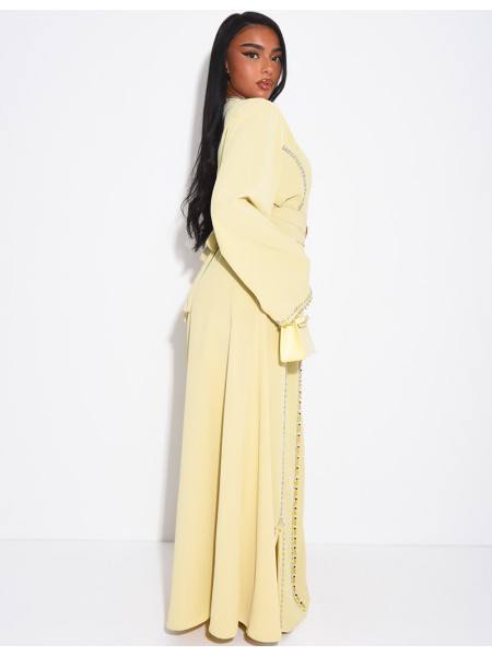Abaya en satin ornée de cristaux et ceinture + broche à la taille