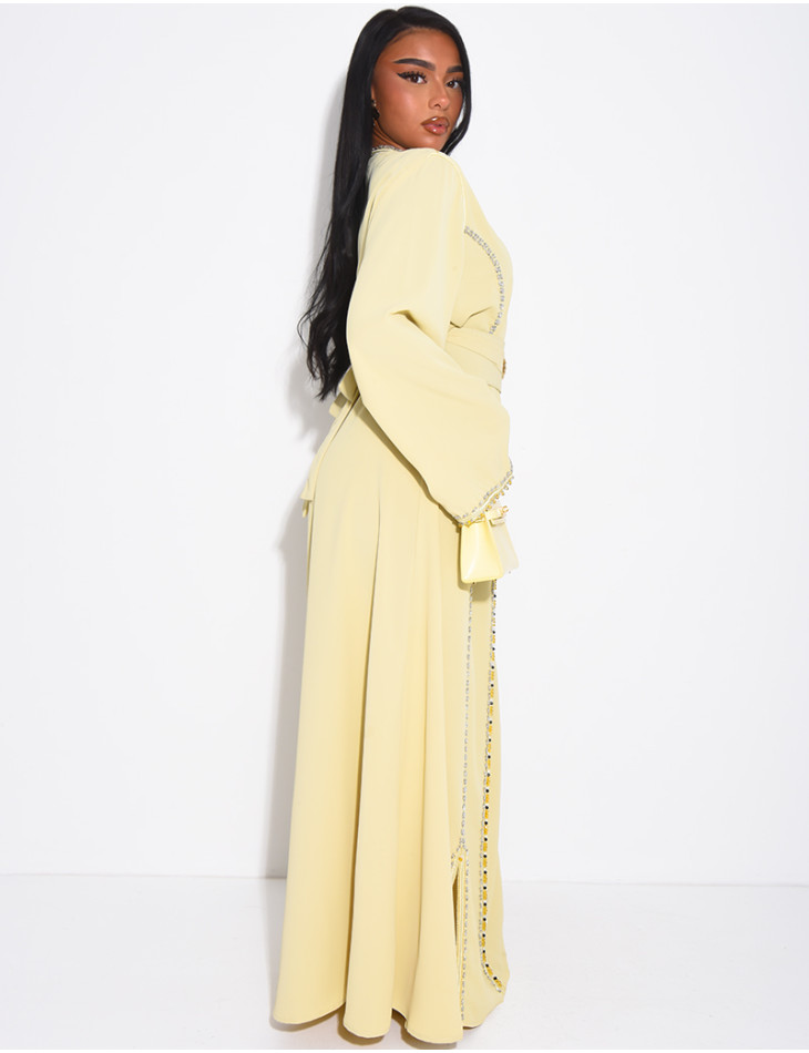 Abaya en satin ornée de cristaux et ceinture + broche à la taille