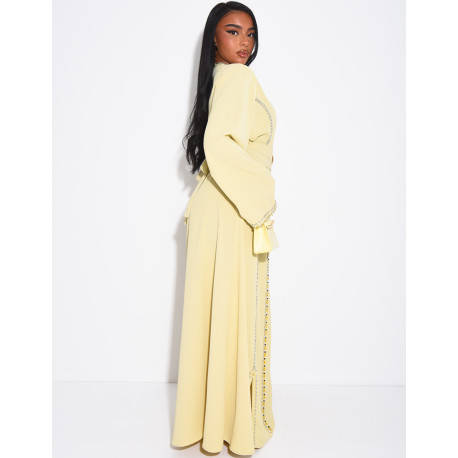 Abaya en satin ornée de cristaux et ceinture + broche à la taille