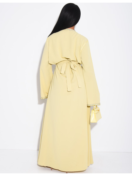 Abaya en satin ornée de cristaux et ceinture + broche à la taille