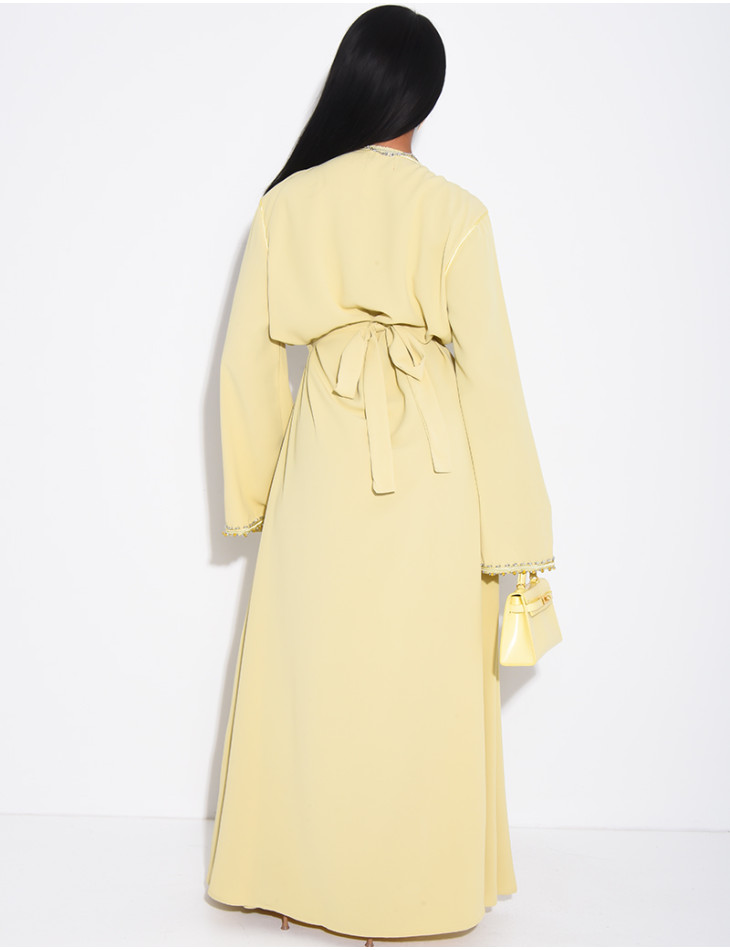 Abaya en satin ornée de cristaux et ceinture + broche à la taille