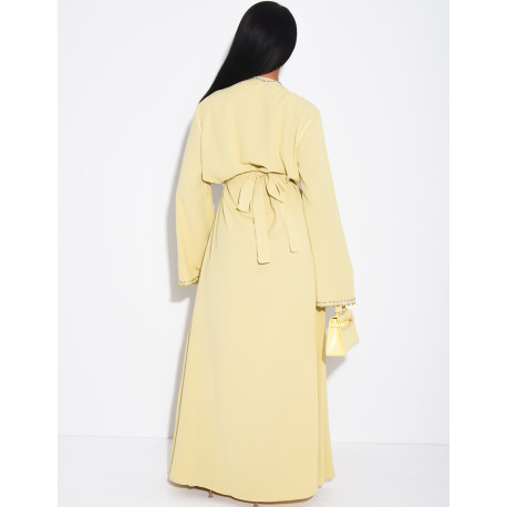 Abaya en satin ornée de cristaux et ceinture + broche à la taille