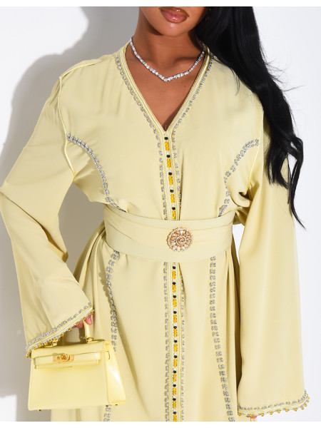 Abaya en satin ornée de cristaux et ceinture + broche à la taille