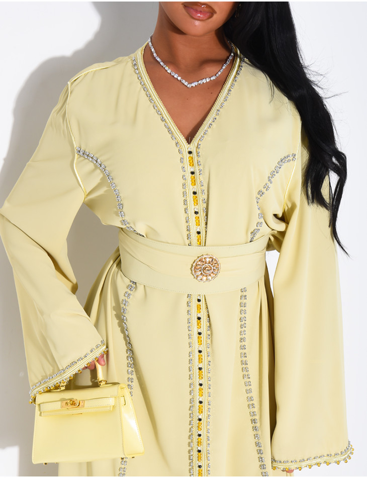 Abaya en satin ornée de cristaux et ceinture + broche à la taille