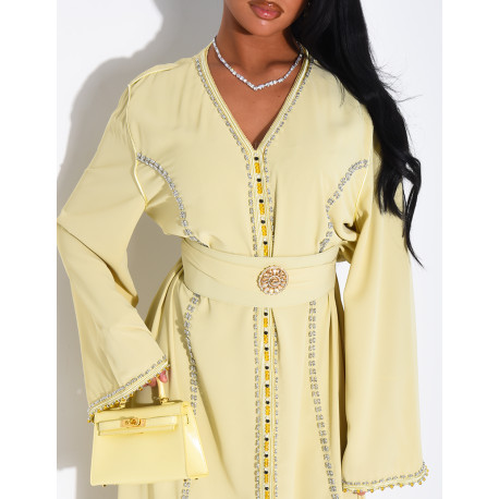 Abaya en satin ornée de cristaux et ceinture + broche à la taille