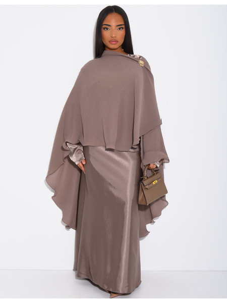 Ensemble robe manches longues en satin et cape plissée avec broche