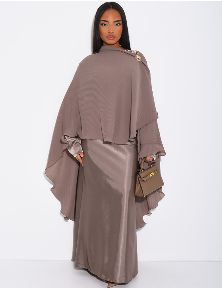 Ensemble robe manches longues en satin et cape plissée avec broche