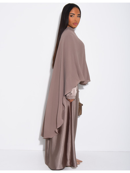 Ensemble robe manches longues en satin et cape plissée avec broche