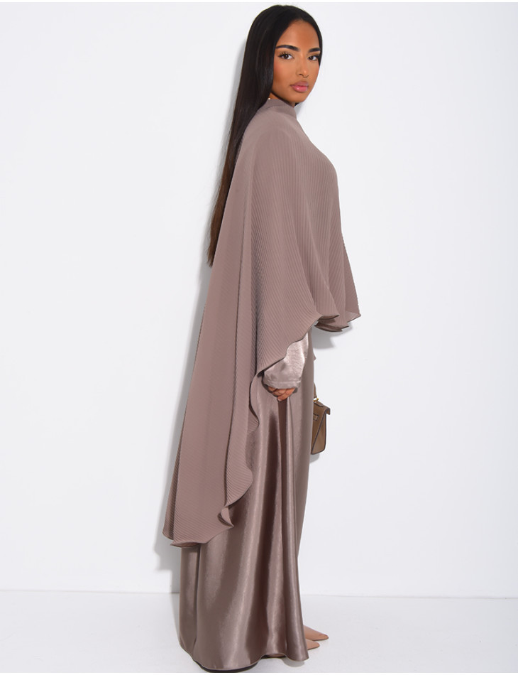 Ensemble robe manches longues en satin et cape plissée avec broche