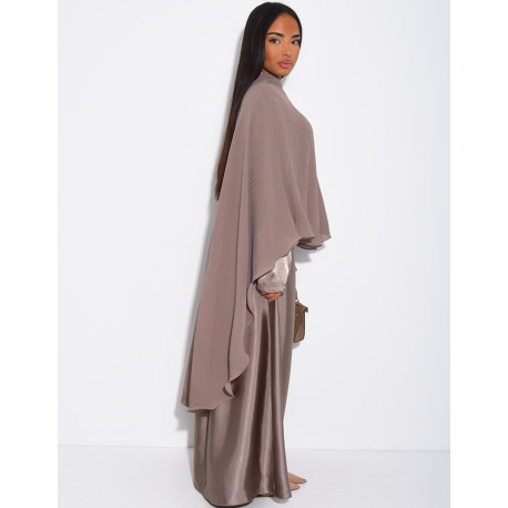 Ensemble robe manches longues en satin et cape plissée avec broche