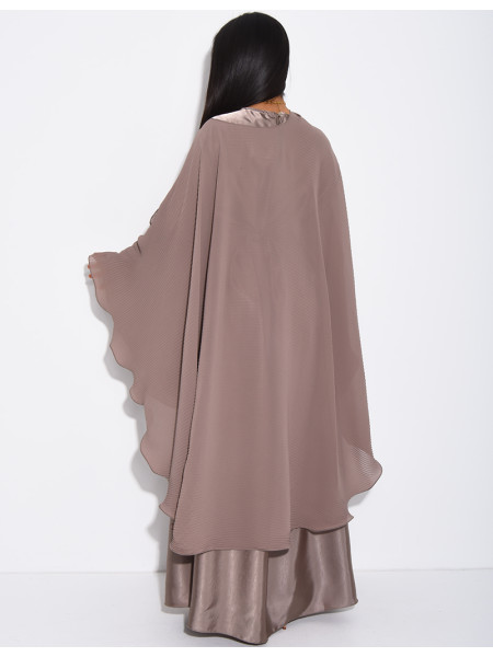 Ensemble robe manches longues en satin et cape plissée avec broche