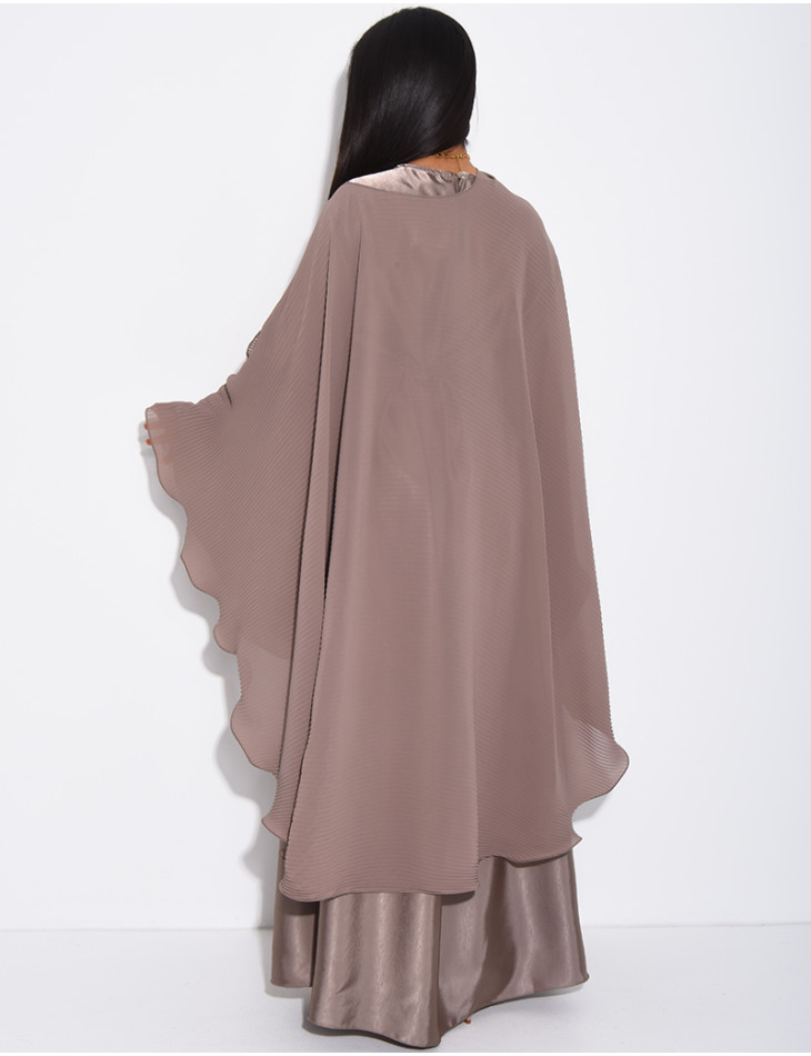 Ensemble robe manches longues en satin et cape plissée avec broche