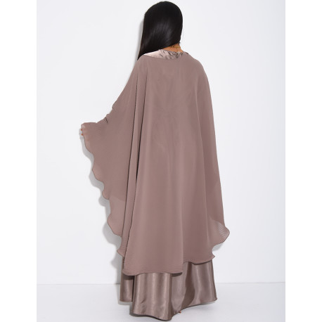 Ensemble robe manches longues en satin et cape plissée avec broche