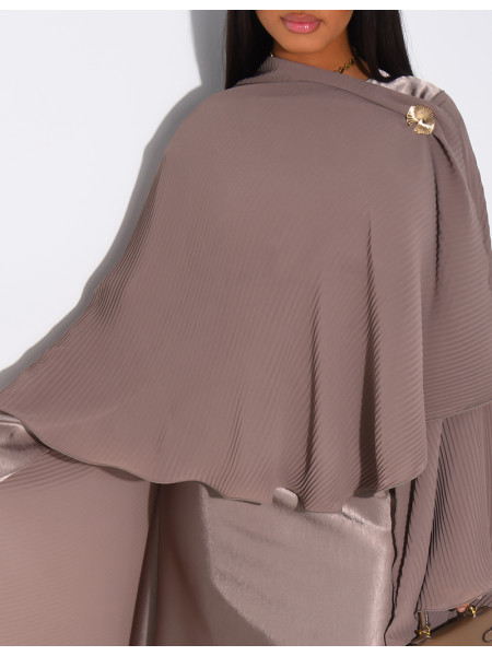 Ensemble robe manches longues en satin et cape plissée avec broche