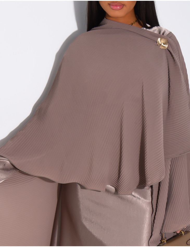 Ensemble robe manches longues en satin et cape plissée avec broche