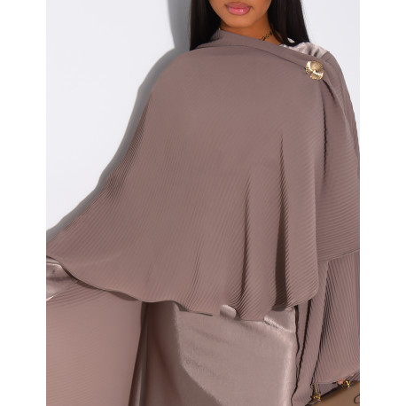Ensemble robe manches longues en satin et cape plissée avec broche