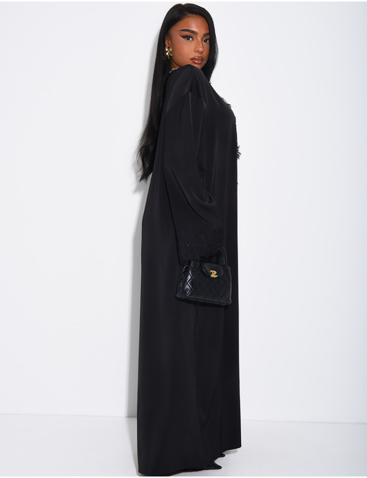 Abaya ample en satin fluide à empiècements en dentelle à strass