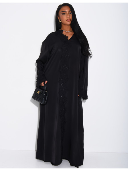 Abaya ample en satin fluide à empiècements en dentelle à strass