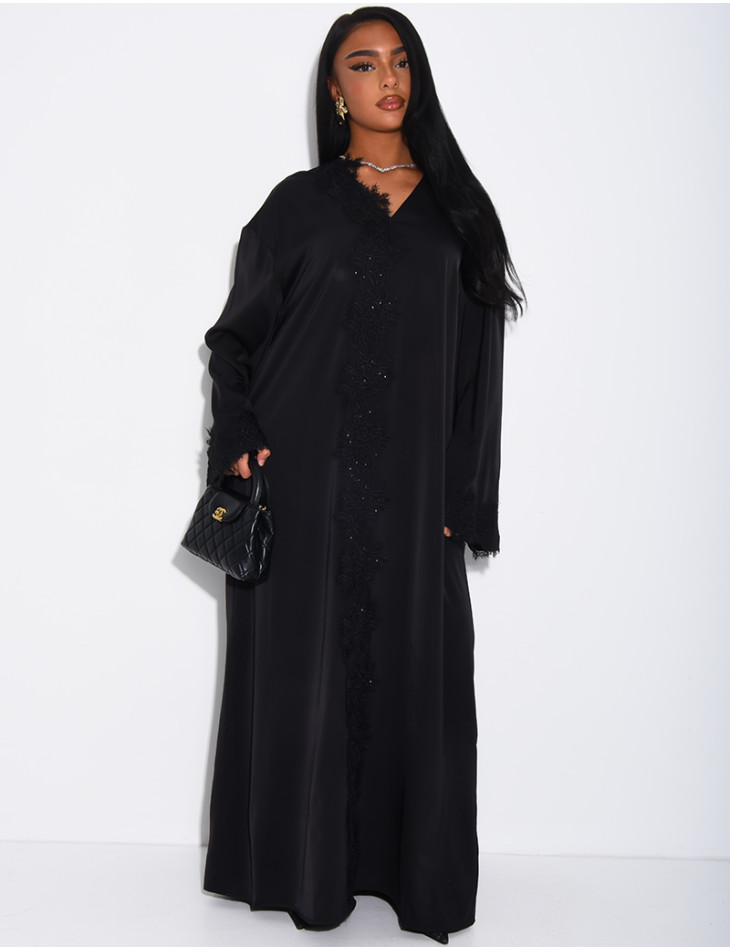 Abaya ample en satin fluide à empiècements en dentelle à strass