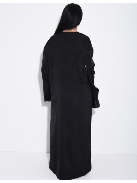 Abaya ample en satin fluide à empiècements en dentelle à strass