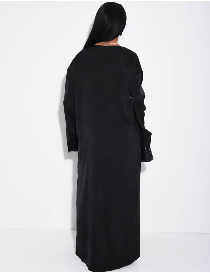Abaya ample en satin fluide à empiècements en dentelle à strass