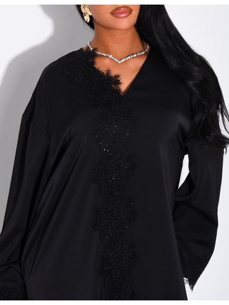 Abaya ample en satin fluide à empiècements en dentelle à strass