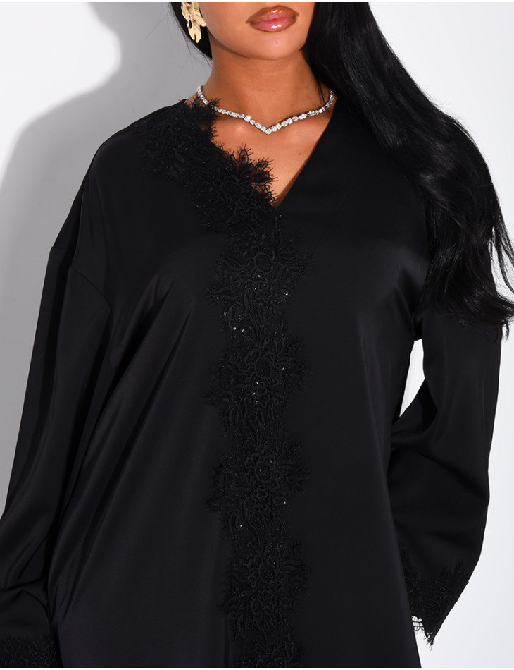 Abaya ample en satin fluide à empiècements en dentelle à strass