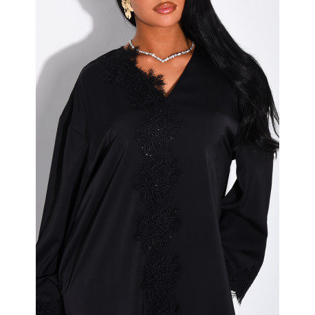 Abaya ample en satin fluide à empiècements en dentelle à strass