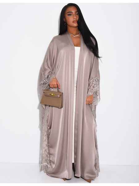 Fließender Kimono aus Satin mit Spitzenbesatz