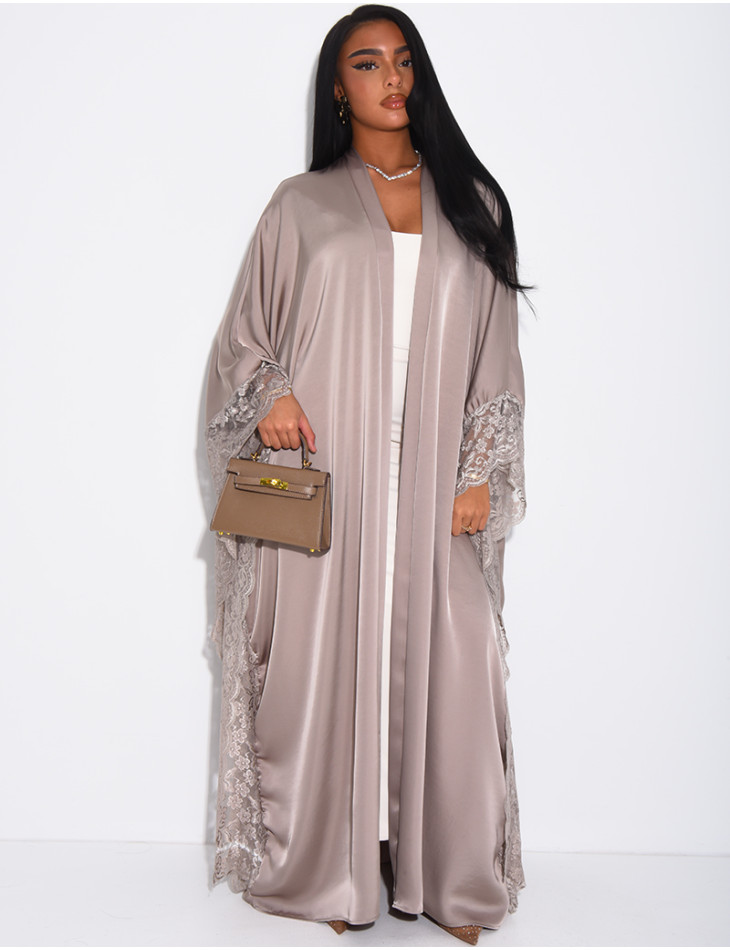 Fließender Kimono aus Satin mit Spitzenbesatz