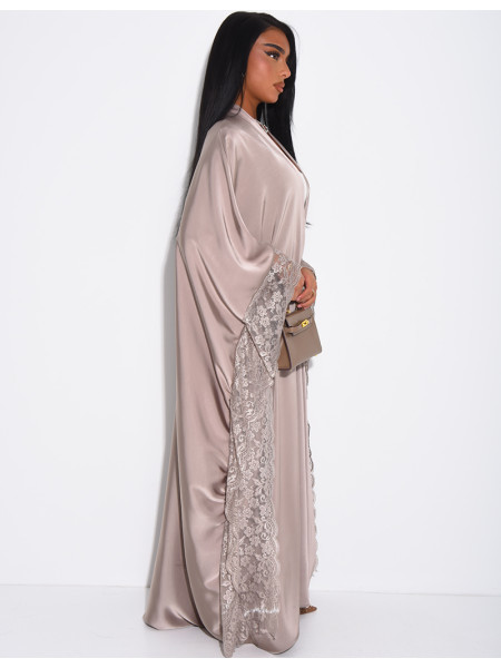 Fließender Kimono aus Satin mit Spitzenbesatz