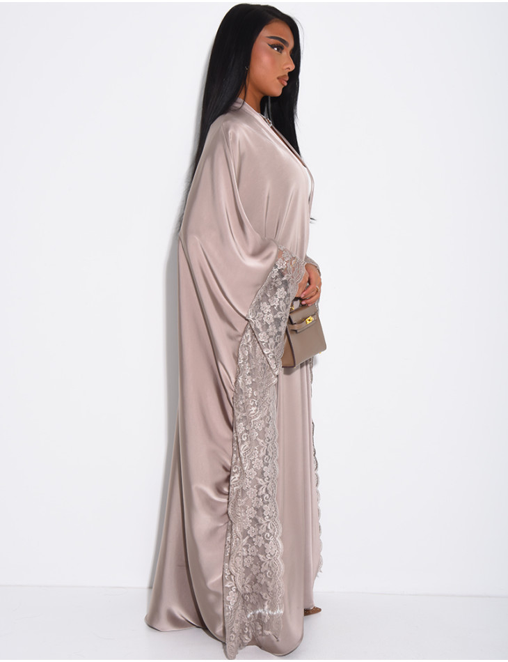 Fließender Kimono aus Satin mit Spitzenbesatz