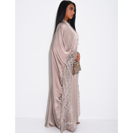 Fließender Kimono aus Satin mit Spitzenbesatz