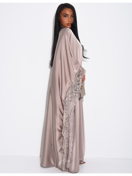 Fließender Kimono aus Satin mit Spitzenbesatz