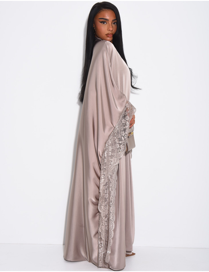 Fließender Kimono aus Satin mit Spitzenbesatz