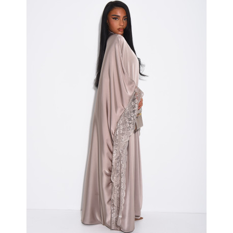 Fließender Kimono aus Satin mit Spitzenbesatz