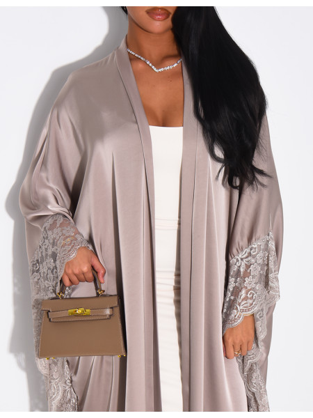 Fließender Kimono aus Satin mit Spitzenbesatz