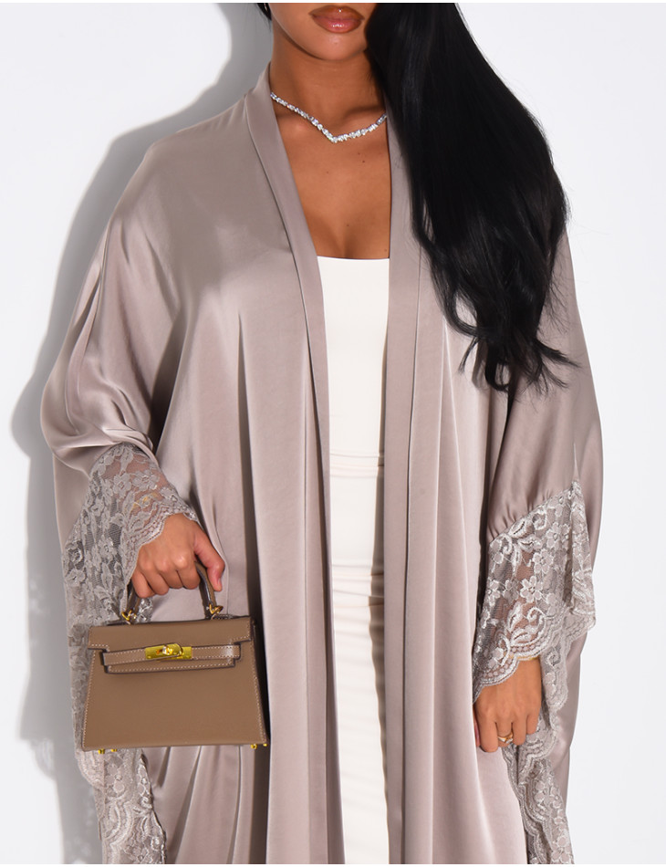 Fließender Kimono aus Satin mit Spitzenbesatz