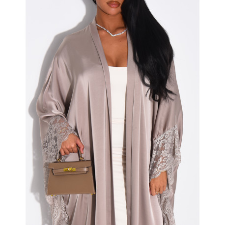 Fließender Kimono aus Satin mit Spitzenbesatz