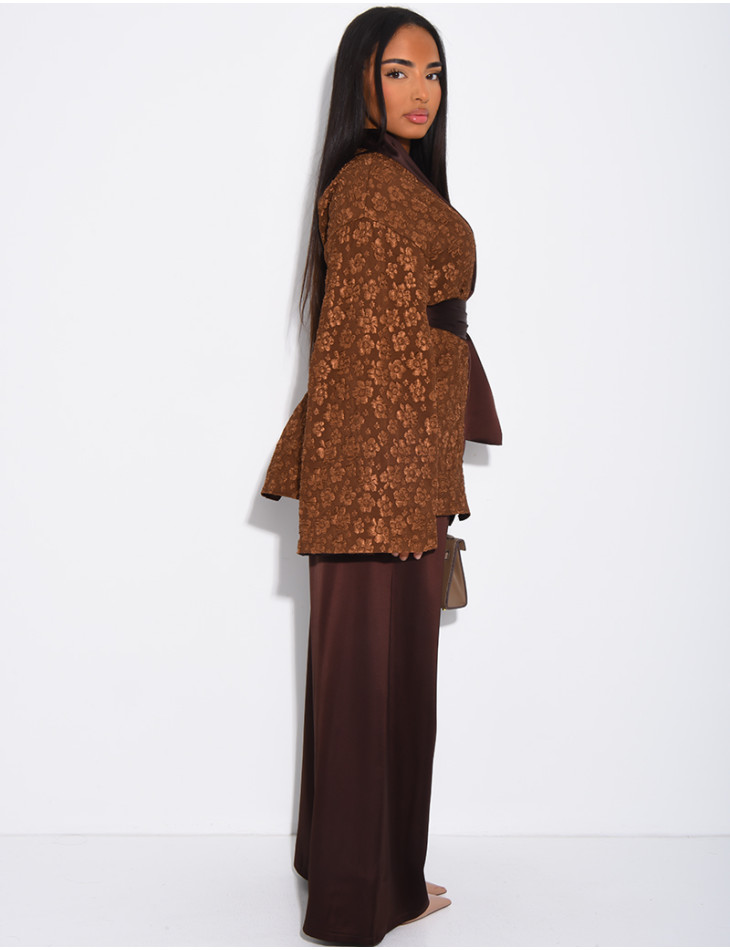 Ensemble kimono brocard ceinturé et pantalon en satin assorti
