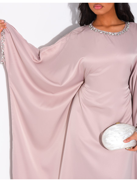 Abaya papillon en satin ornée de cristaux au col et sur les manches