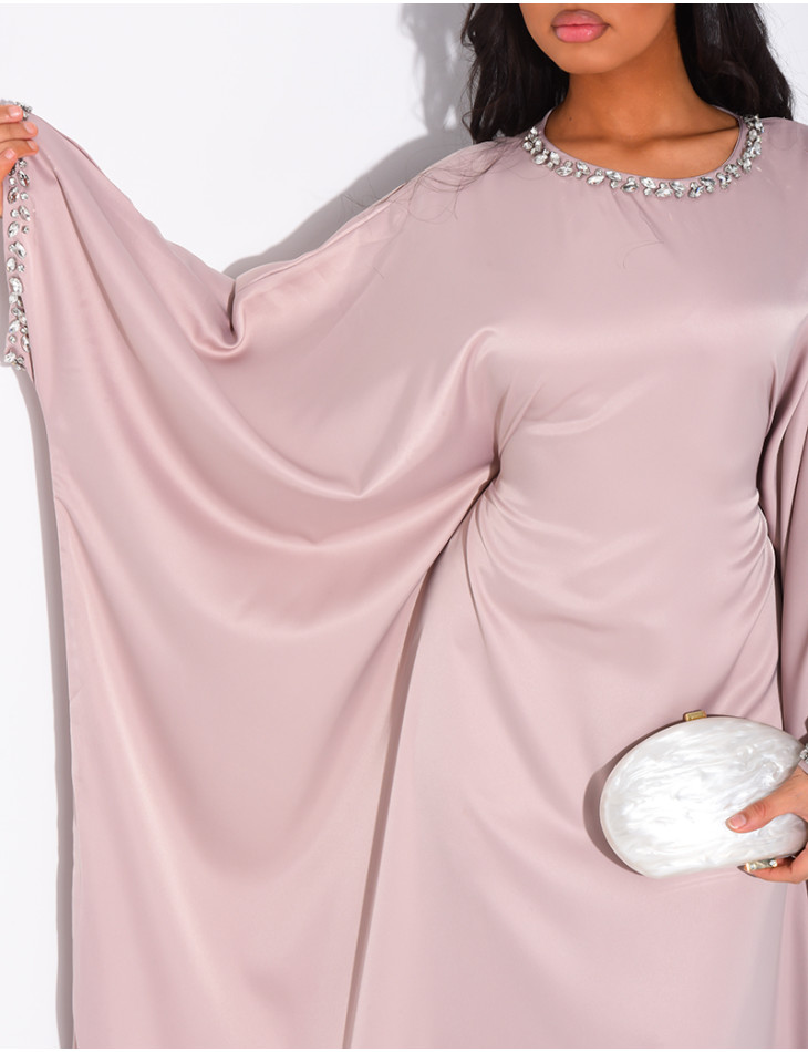 Abaya papillon en satin ornée de cristaux au col et sur les manches