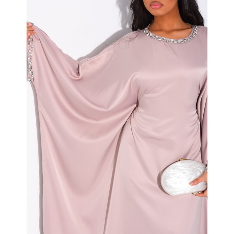 Abaya papillon en satin ornée de cristaux au col et sur les manches