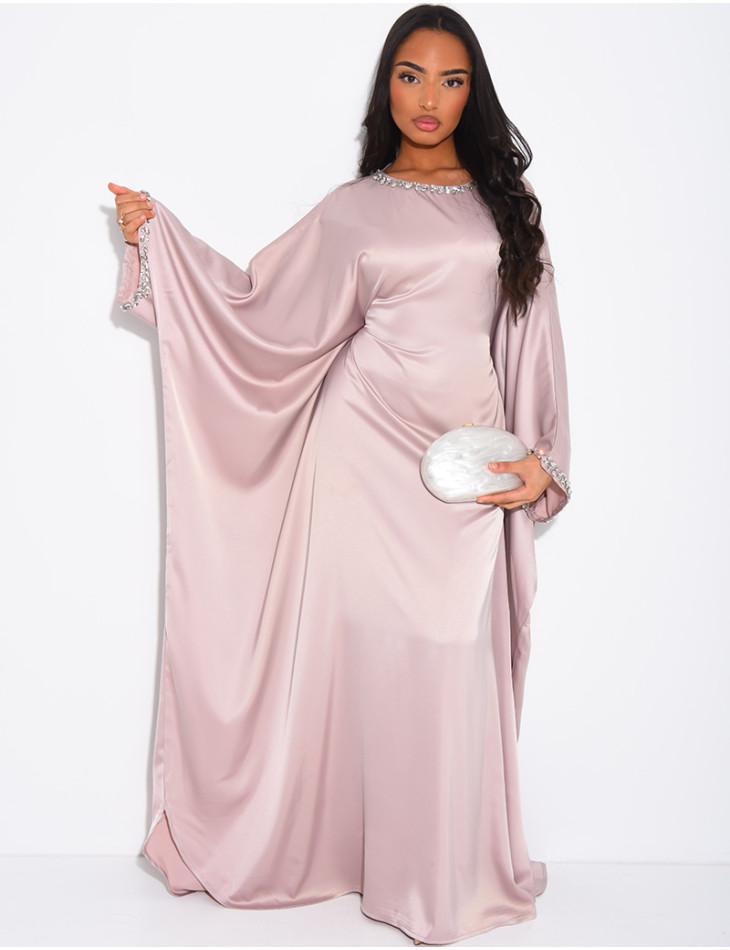 Abaya papillon en satin ornée de cristaux au col et sur les manches